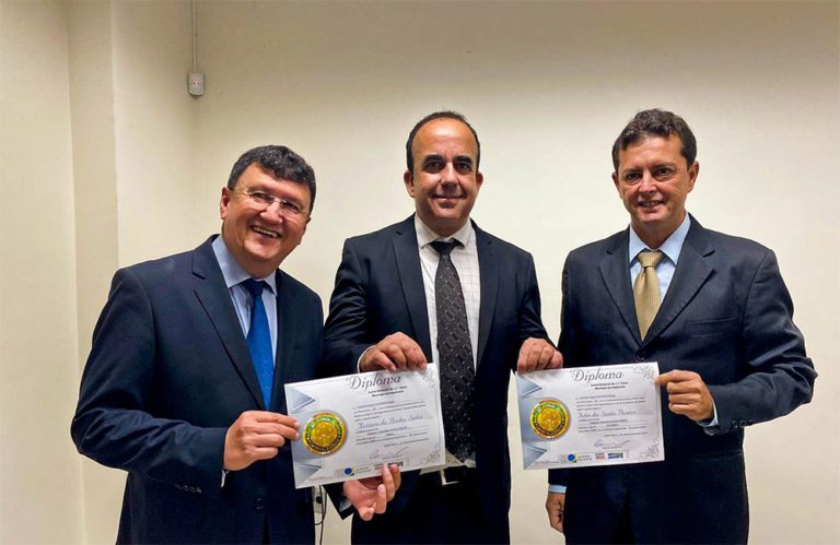 Leia mais sobre o artigo Prefeito e vice são diplomados em Itapemirim e multidão festeja em frente ao Fórum