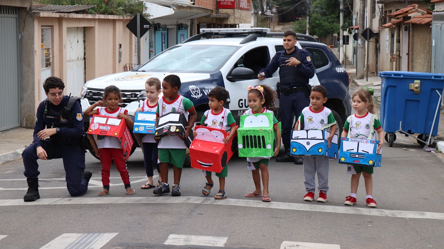 Leia mais sobre o artigo Crianças de CMEI participam de aula de trânsito com a Guarda Municipal