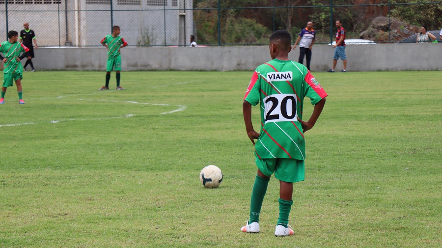 Leia mais sobre o artigo Grande final do Campeonato Vianense de Base reúne famílias e futuros craques da cidade