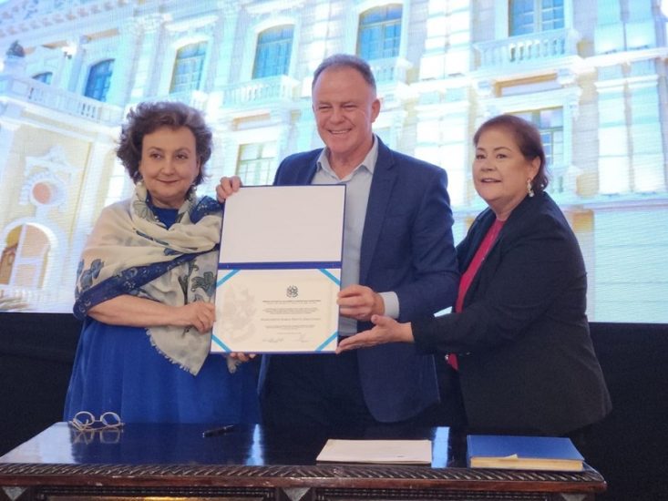 Leia mais sobre o artigo Governador entrega comenda Jerônymo Monteiro a Margareth Pretti Dalcolmo