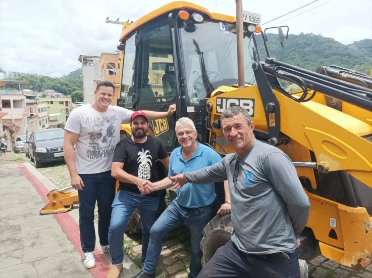 Leia mais sobre o artigo Prefeitura em parceria com a secretaria de Agricultura entrega retroescavadeira ao SAAE Iconha