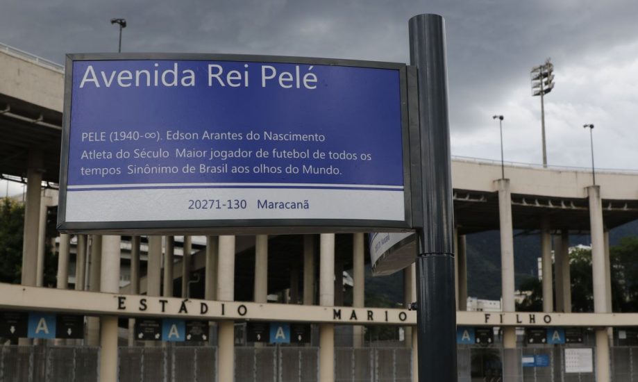Leia mais sobre o artigo Rio instala placas da avenida Rei Pelé, em frente ao Maracanã