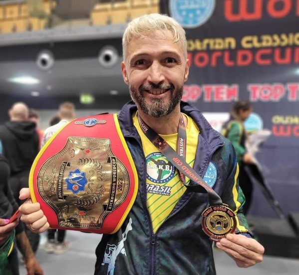 Leia mais sobre o artigo Com atletas capixabas, delegação brasileira de kickboxing bate recorde de medalhas na Copa do Mundo
