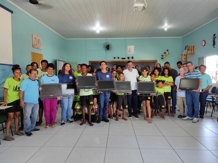 Leia mais sobre o artigo DETRAN\ES doa computadores para projeto que atende jovens em vulnerabilidade social na Serra