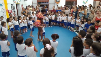 Leia mais sobre o artigo Livro ganha vida em contação de história e encontro com a protagonista em CMEI de Vitória