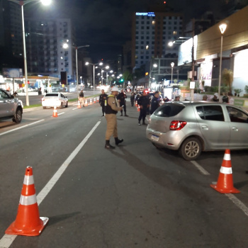 Leia mais sobre o artigo GCM Vitória aborda 200 veículos na Saturnino de Brito e recupera veículo