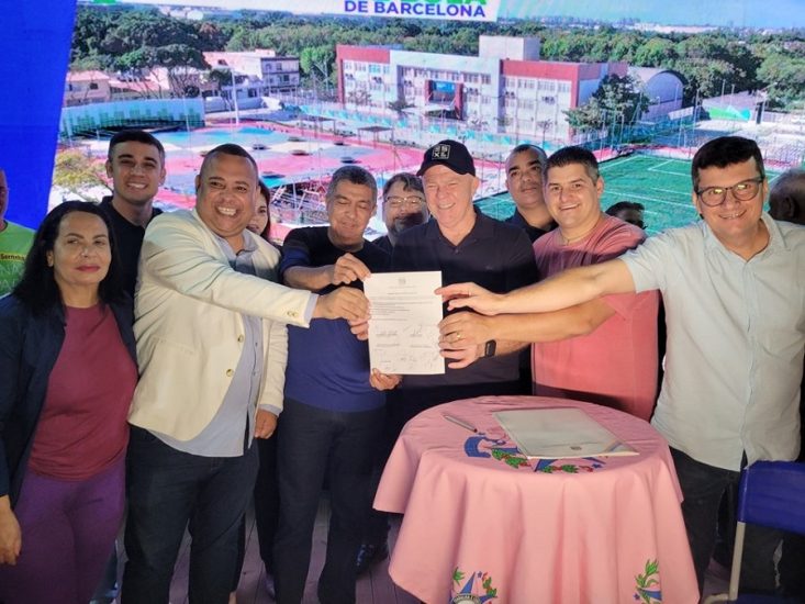 Leia mais sobre o artigo Governo do Estado inaugura nova praça com campo de futebol na Serra