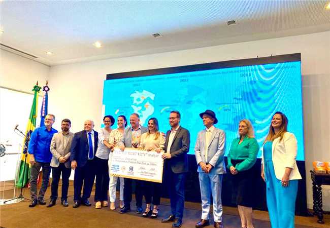 Leia mais sobre o artigo Ana Araújo conquista Prêmio Escola que Colabora e recebe um auxílio financeiro de R$ 70 mil