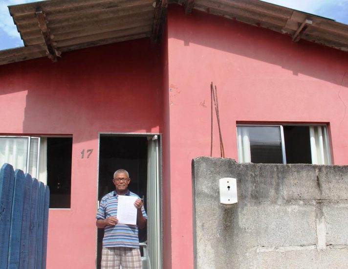 Leia mais sobre o artigo Famílias de Nova Anchieta recebem escritura definitiva do imóvel
