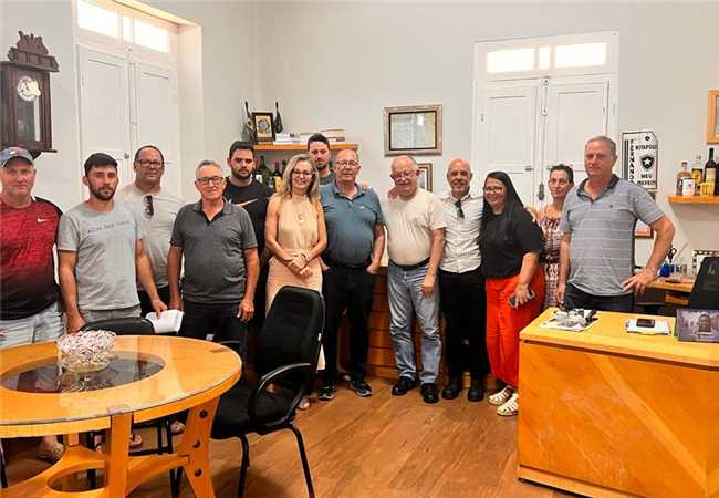 Leia mais sobre o artigo Comunidade de Carolina se reúne com o prefeito, Dr Fernando para solicitar parceria