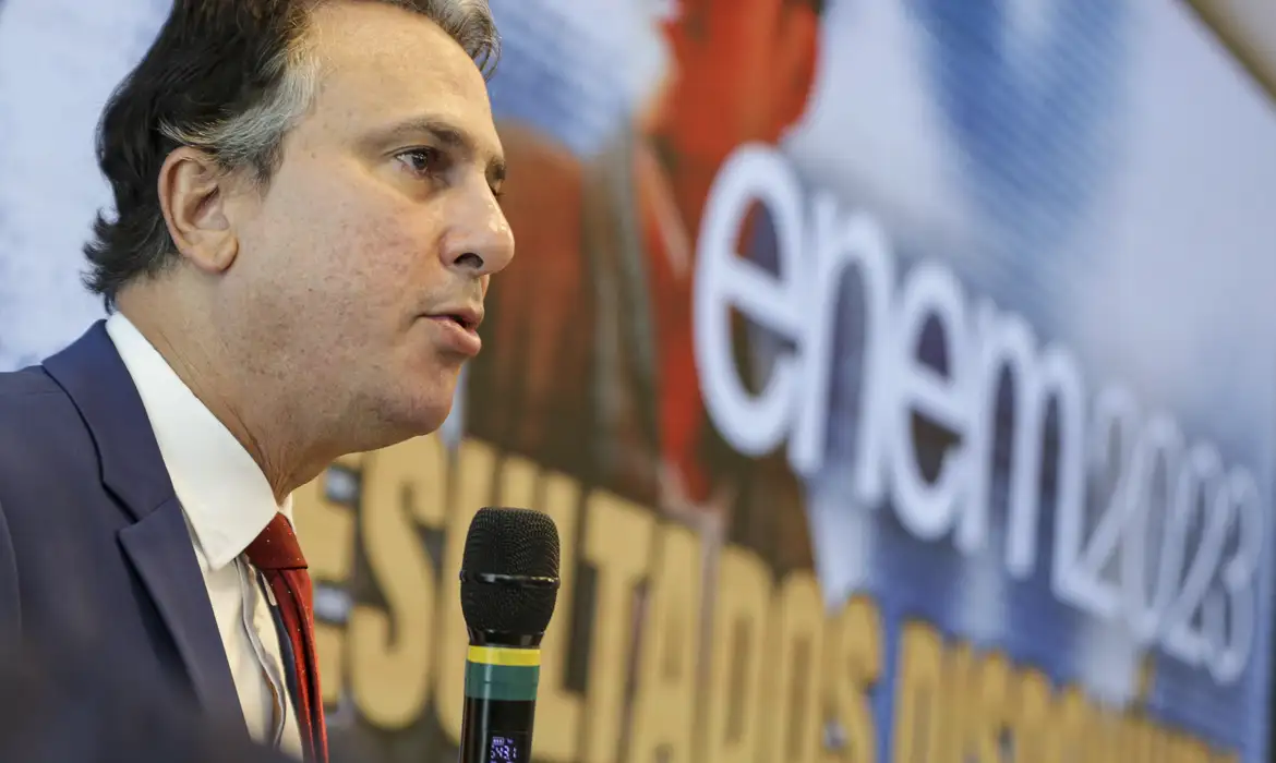 Leia mais sobre o artigo Alunos do 3º ano vão receber incentivo financeiro para fazer Enem