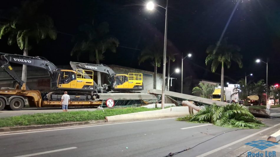 Leia mais sobre o artigo Trator em carreta derruba passarela e interdita BR 101 em Linhares