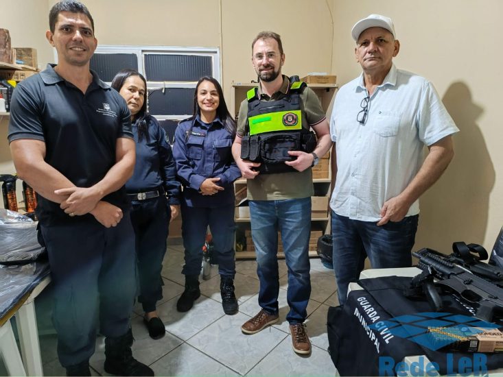 Leia mais sobre o artigo Anchieta: Agentes da guarda recebem coletes e novo fardamento