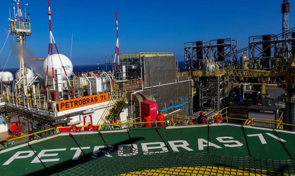 Leia mais sobre o artigo Brasil bate pela 1ª vez marca de 5 milhões de barris de petróleo e gás