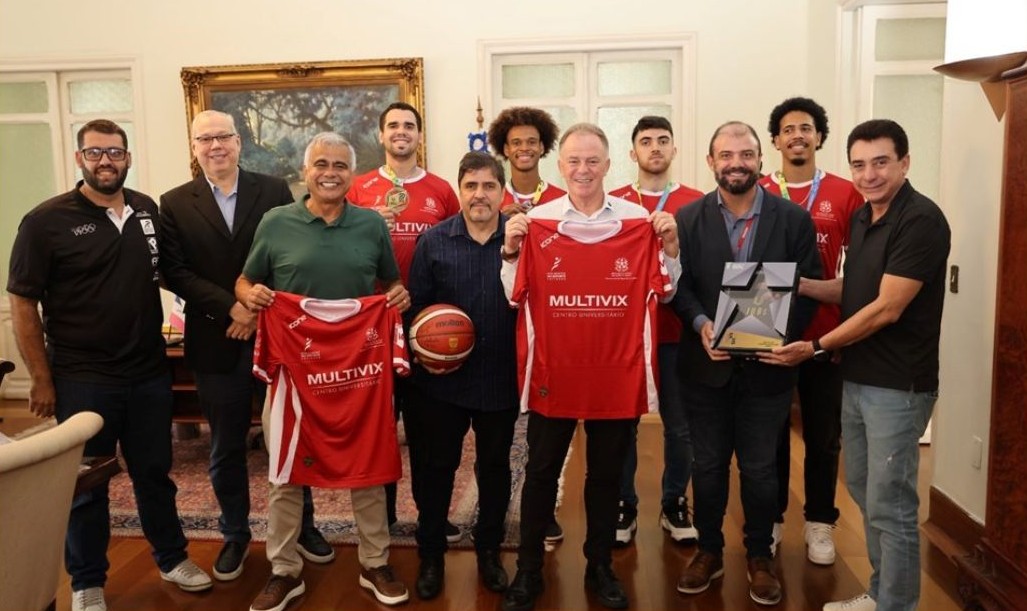 Leia mais sobre o artigo Governador recebe presidente da Confederação de Basquete e taça da Copa América