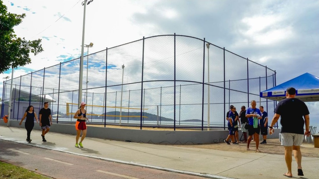 Leia mais sobre o artigo Prefeitura de Guarapari entrega quadra de areia revitalizada e anuncia reforma de segunda na Praia do Morro