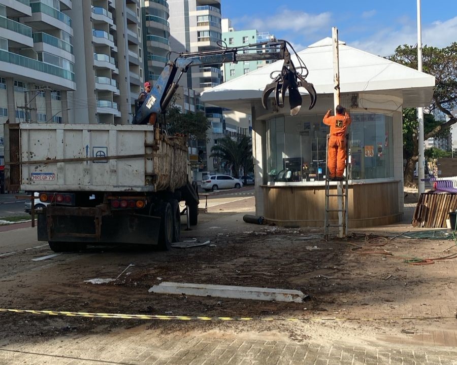 Leia mais sobre o artigo Prefeitura inicia retirada das estruturas externas dos quiosques da Praia do Morro