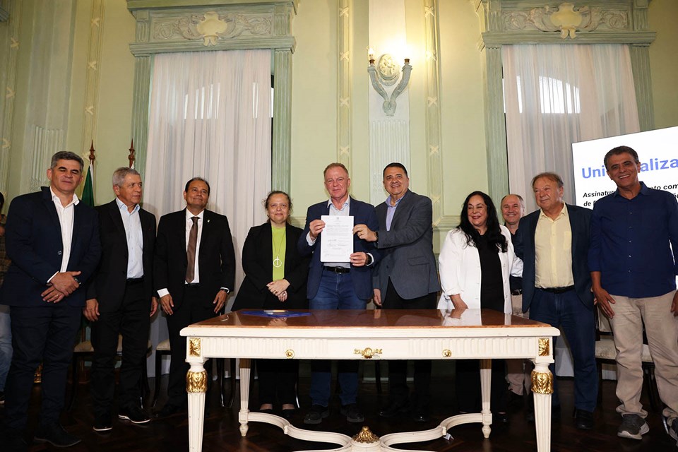 Leia mais sobre o artigo Governo do Estado assina contrato com o BNDES para estruturação do Projeto Universaliza.ES