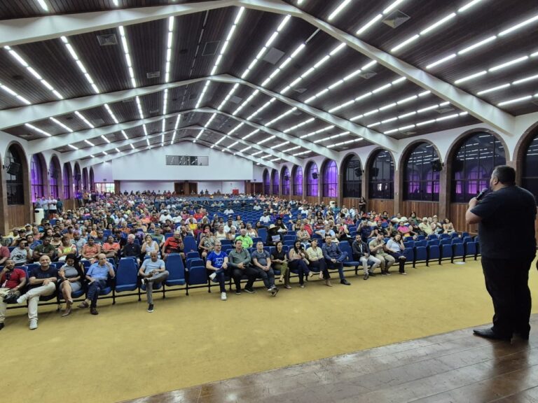 Prefeitura entrega crachá para mais de 1.000 ambulantes licenciados e anuncia benefícios para trabalhadores cadastrados