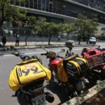 Prefeitura de SP regulamenta mototáxi; Uber e 99 apontam ilegalidade