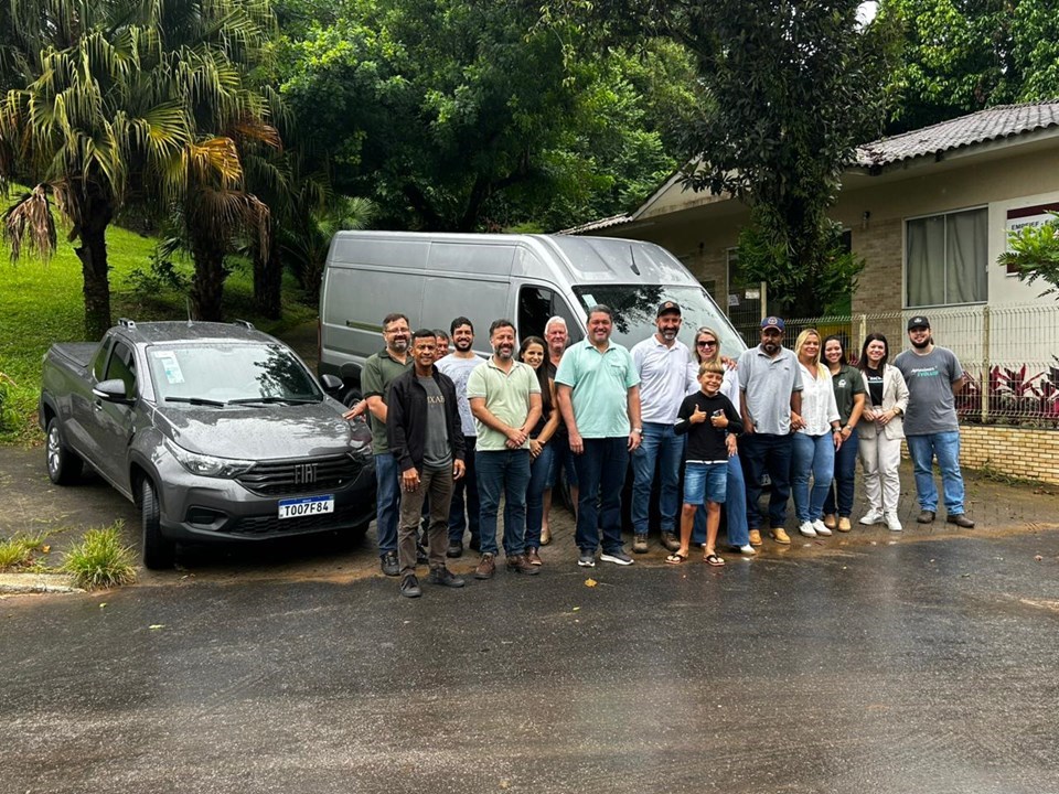 Leia mais sobre o artigo Governo do Estado entrega dois veículos do Funsaf para fortalecer a agricultura familiar em Guarapari