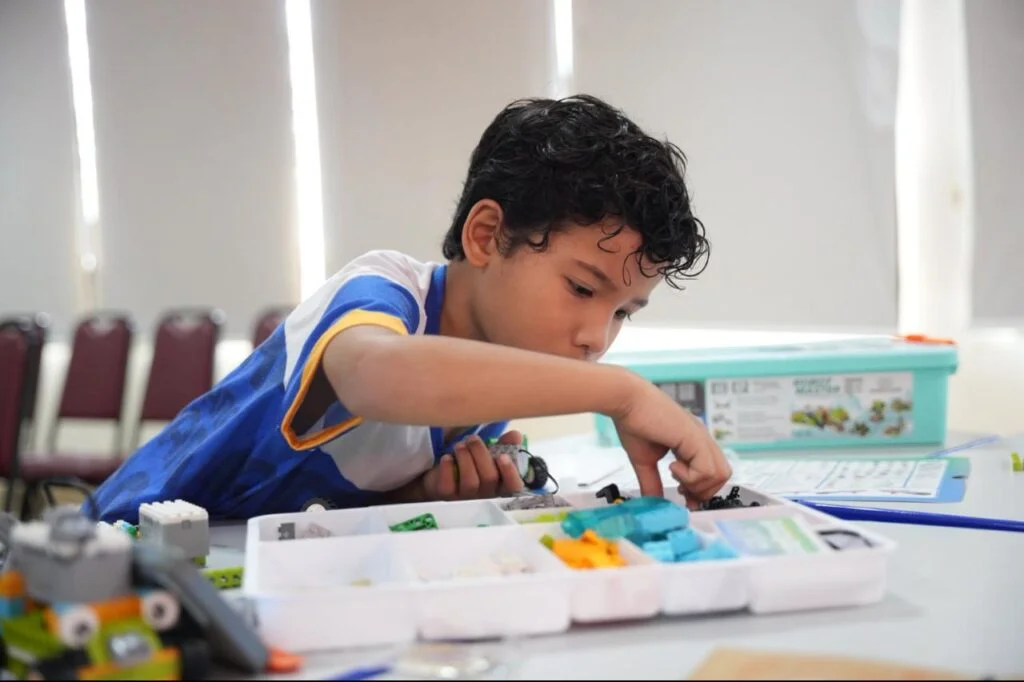 Guarapari investe em inovação e adquire 120 kits de robótica e 72 robôs programáveis para escolas da rede municipal