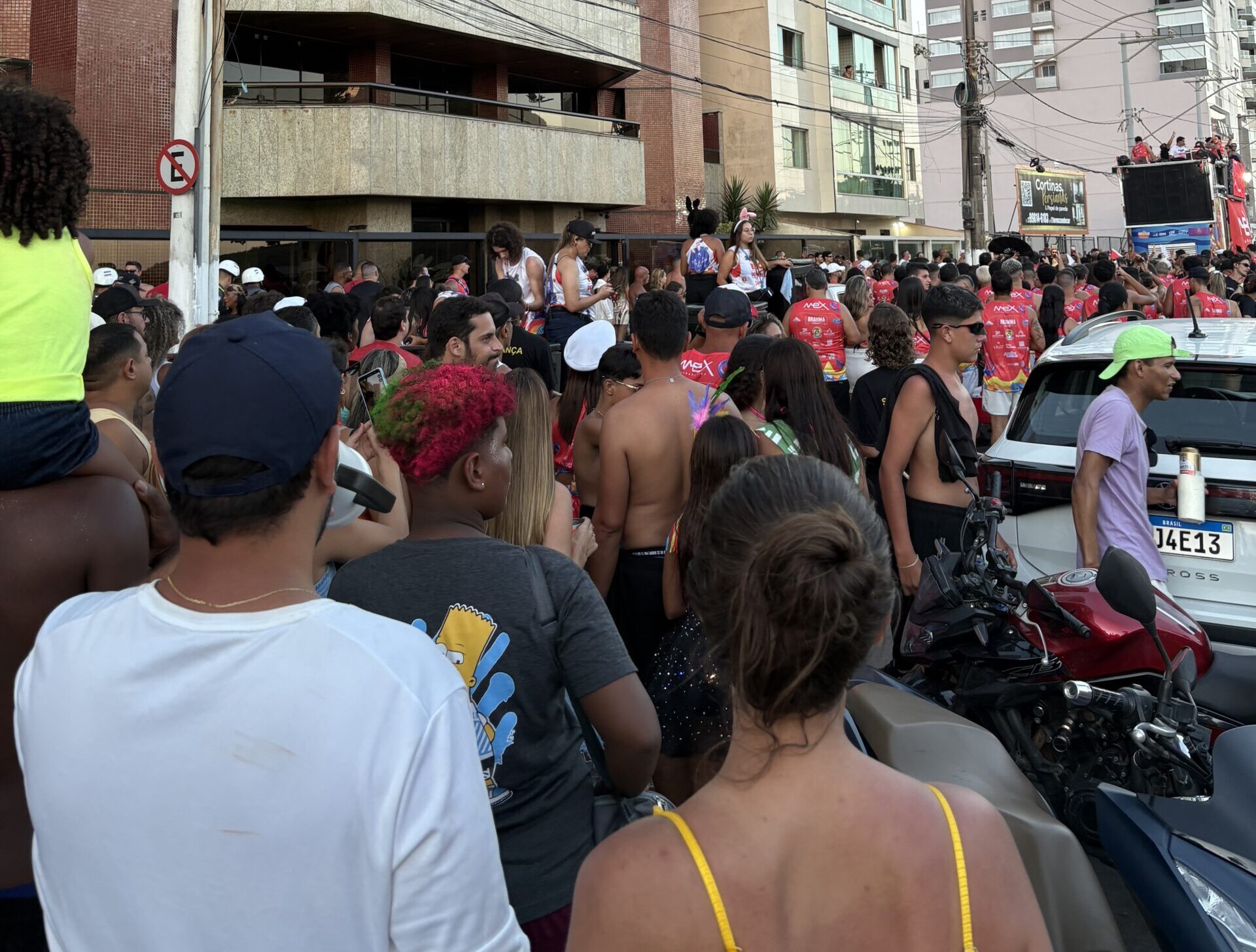 Trio elétrico arrasta folião no primeiro dia do Carnapari