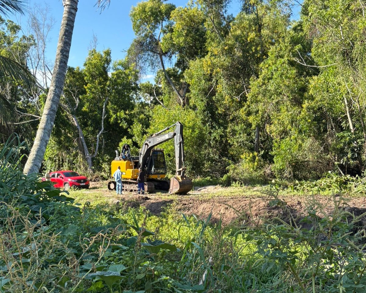 Prefeitura realiza limpeza e desobstrução do Rio Meaípe