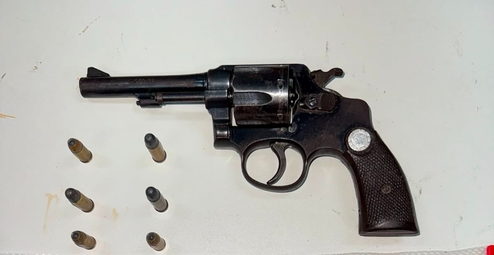 Leia mais sobre o artigo Homem é preso com arma de fogo e documentos de desaparecido em Guarapari