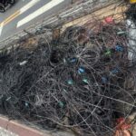 Mutirão da Prefeitura de Guarapari, EDP e operadoras retira quase uma tonelada de cabos inativos