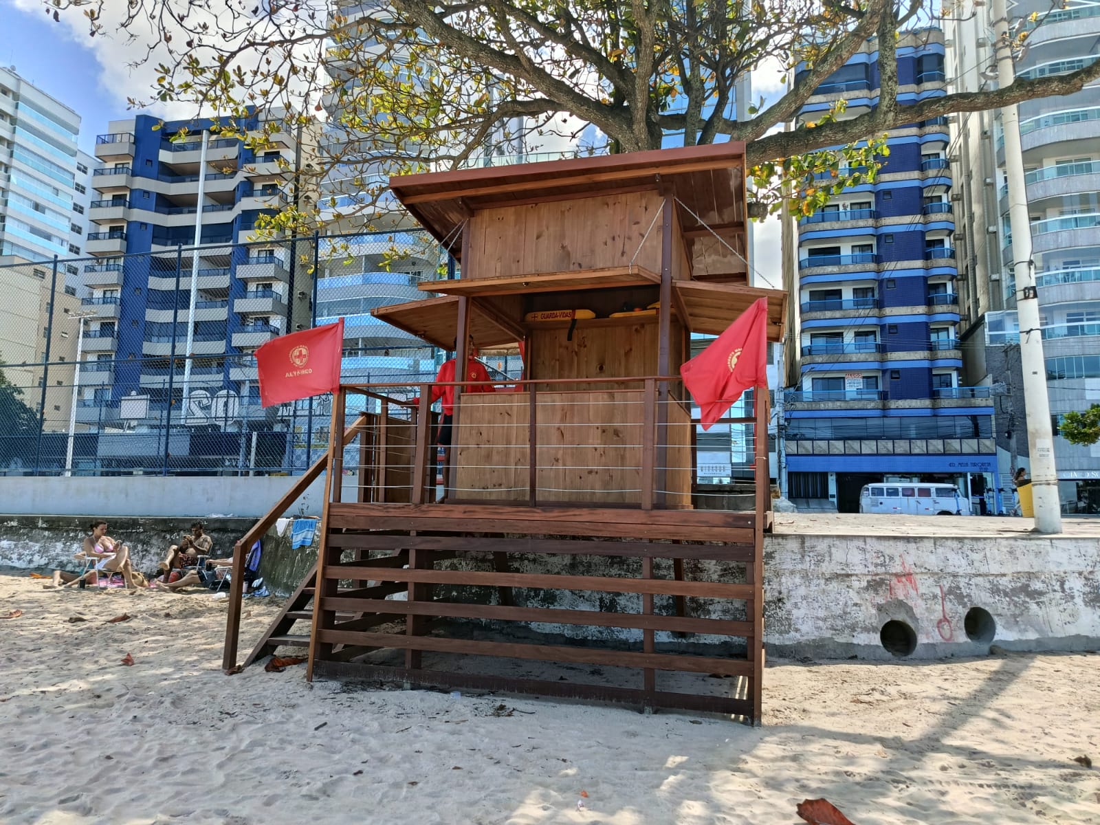Novos postos elevados para guarda-vidas na Praia do Morro