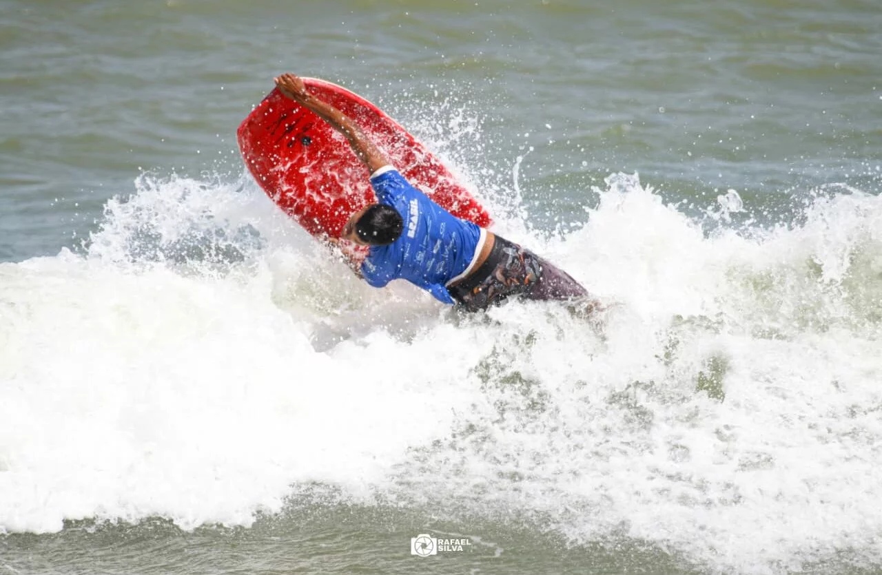 Leia mais sobre o artigo Guarapari respira esporte em fim de semana de disputas e pódios no bodyboarding